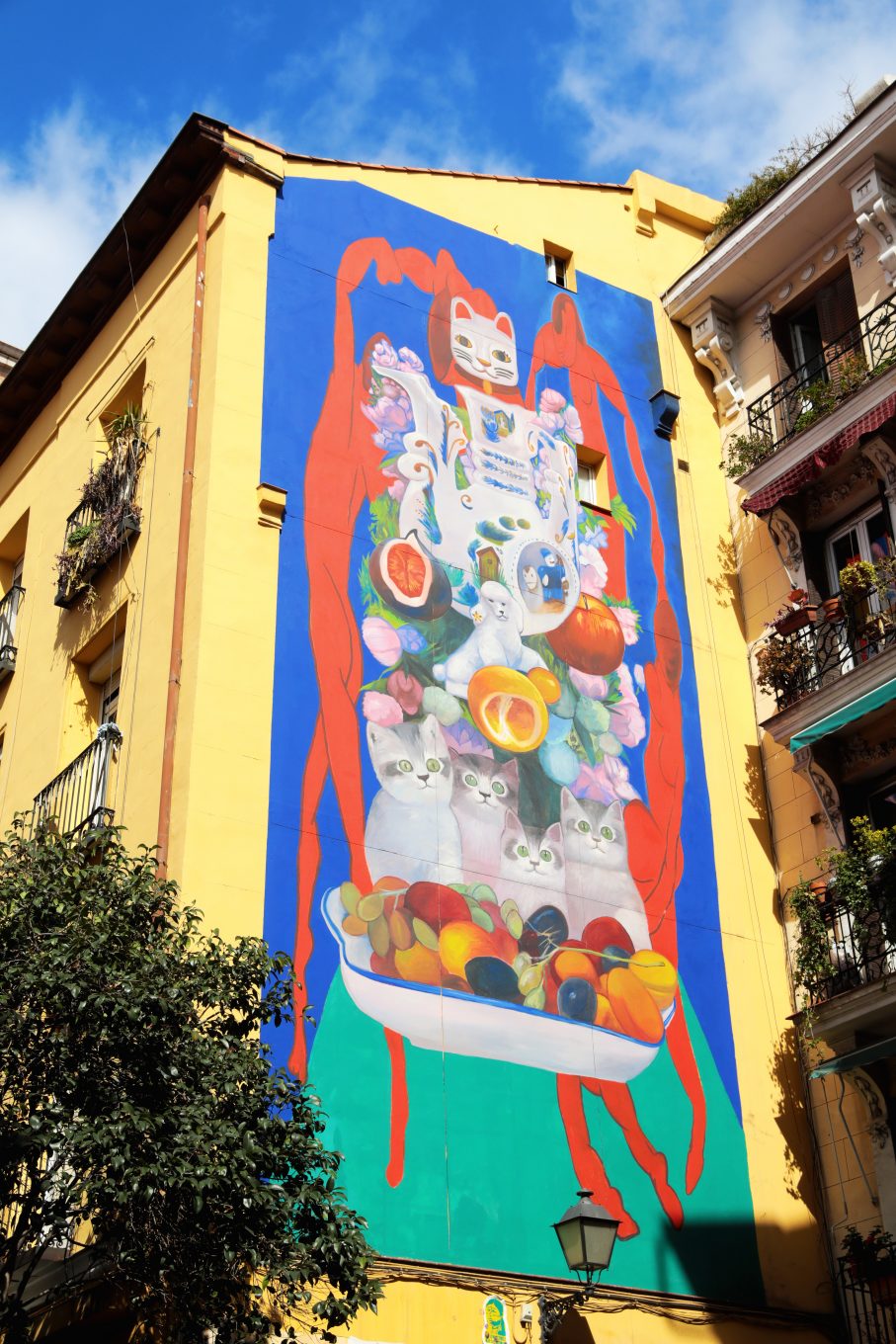 Mural de gatos en fachada de edificio