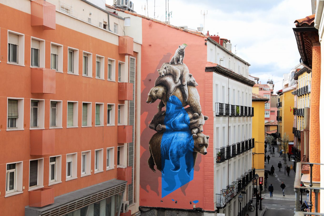 Mural de osos apilados en fachada de edificio