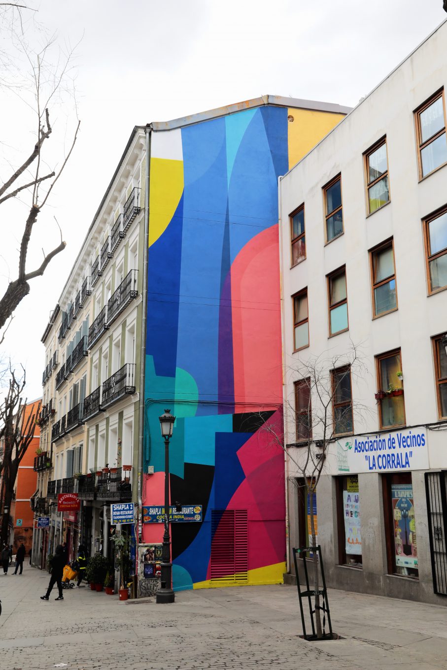 Mural de colores en fachada de edificio