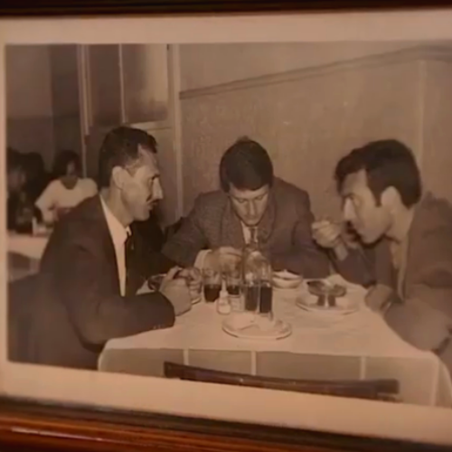 Foto en sepia de hombres comiendo