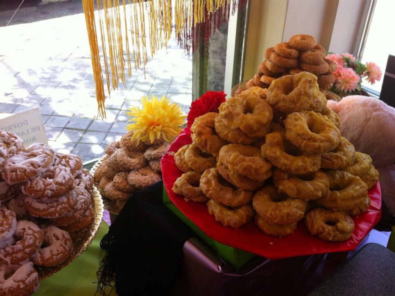 Escaparate con diferentes tipos de rosquillas