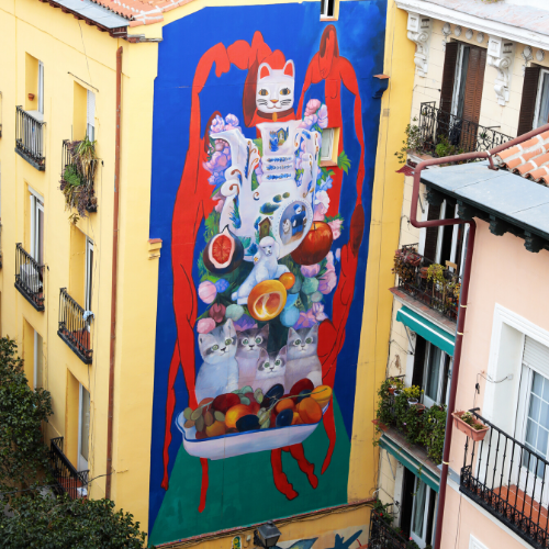 Mural de gatos en fachada de edificio