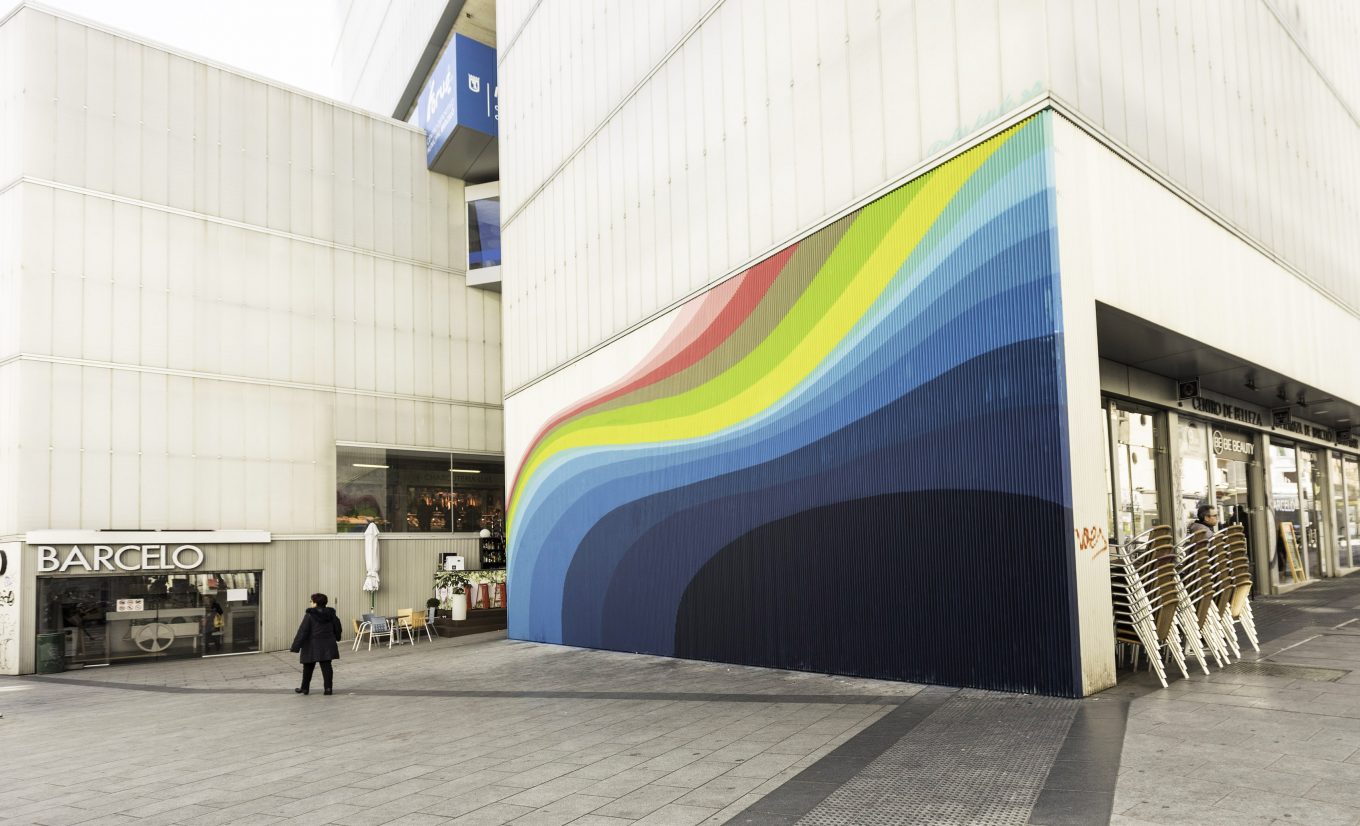 Mural arco iris en pared de edificio