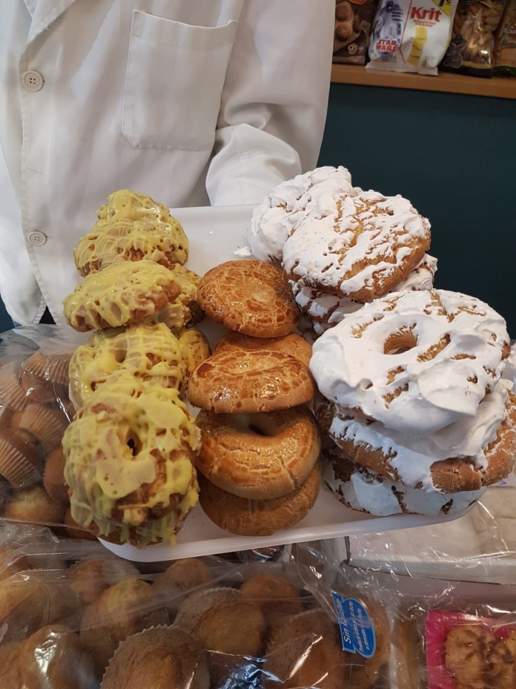 Detalle de bandeja con diferentes rosquillas