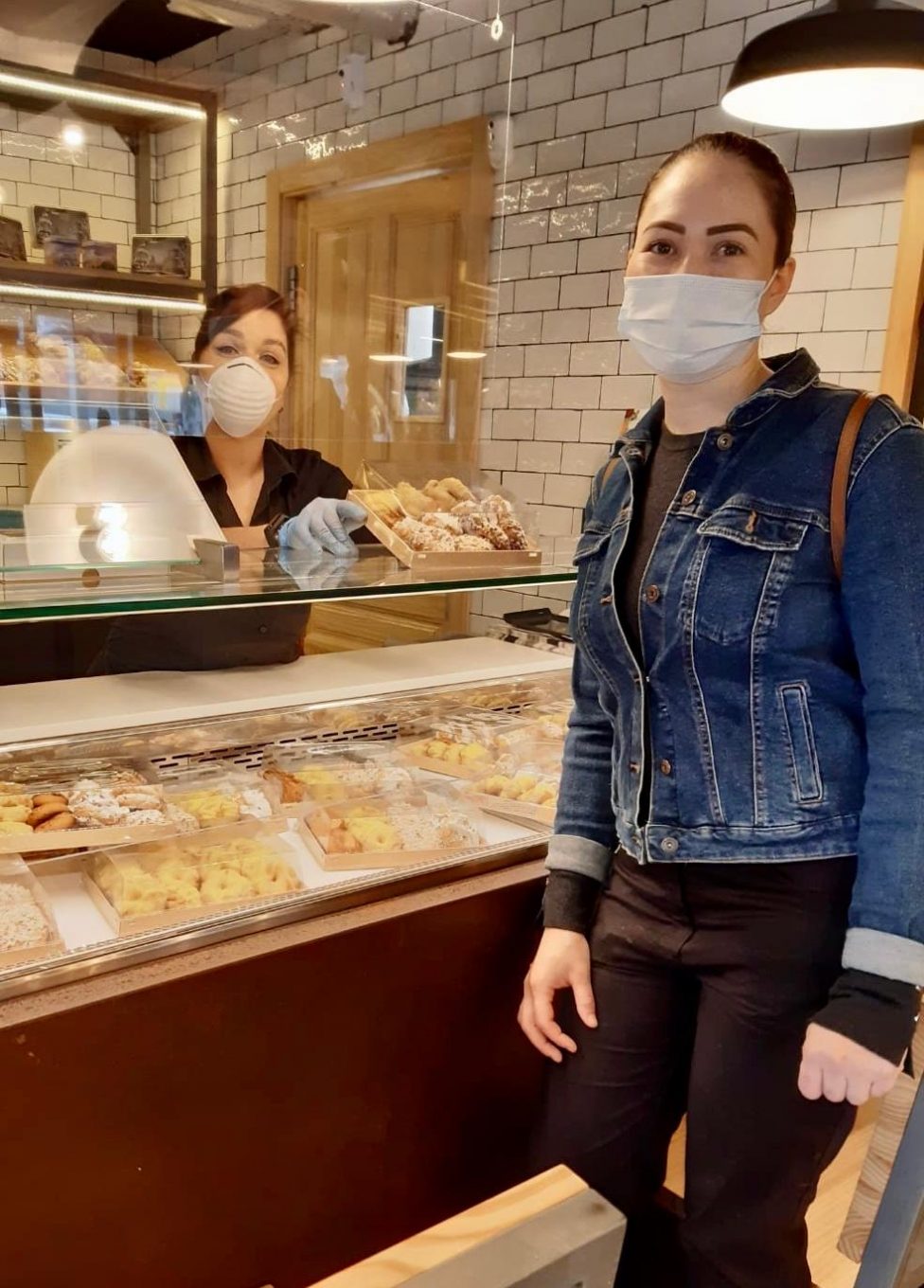 Mujeres mirando a cámara dentro de local de repostería