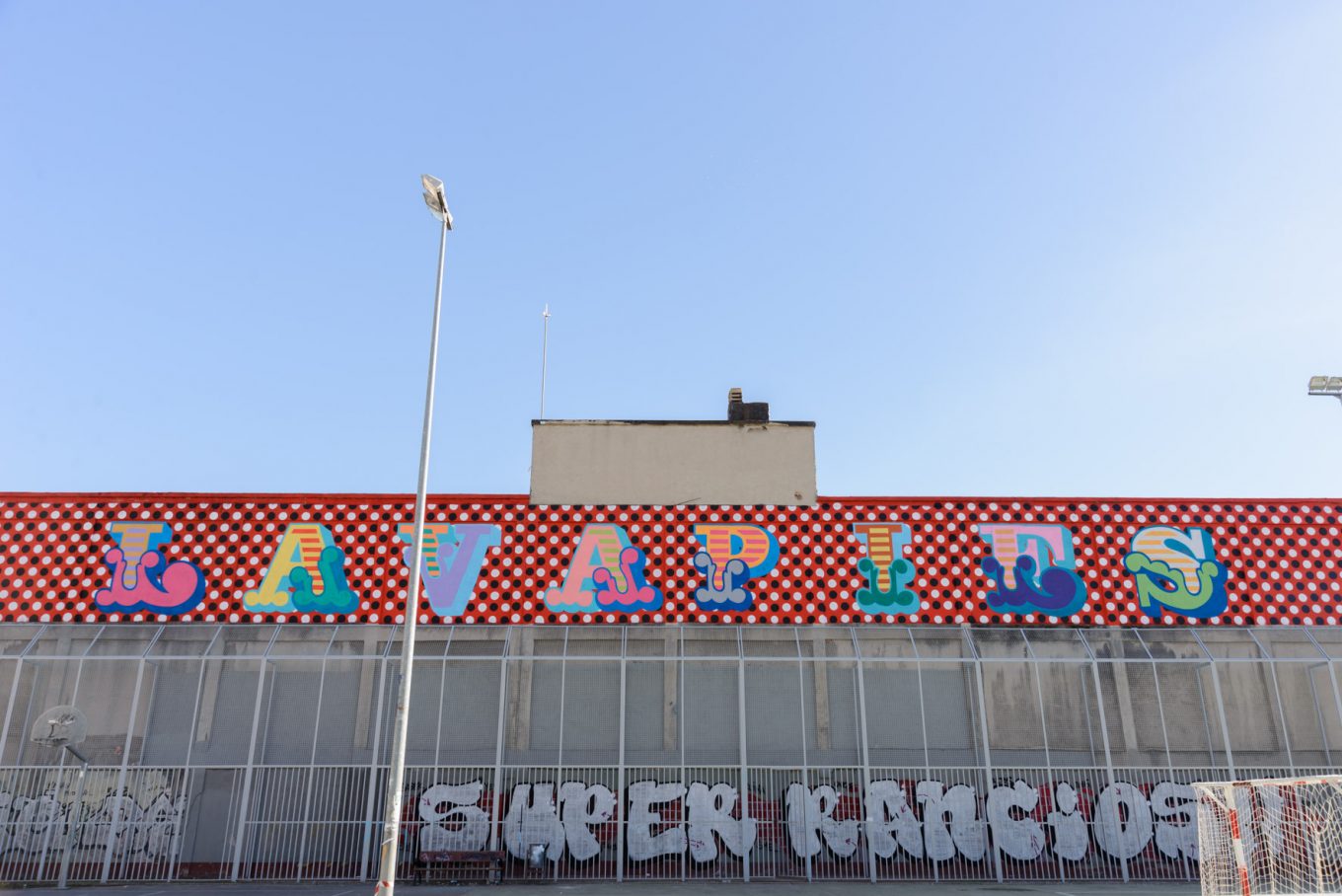 Letras artísticas Lavapiés en canchas deportivas urbanas