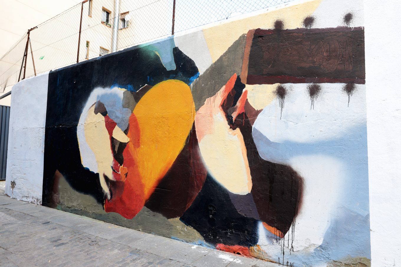 Mural en pared de calle