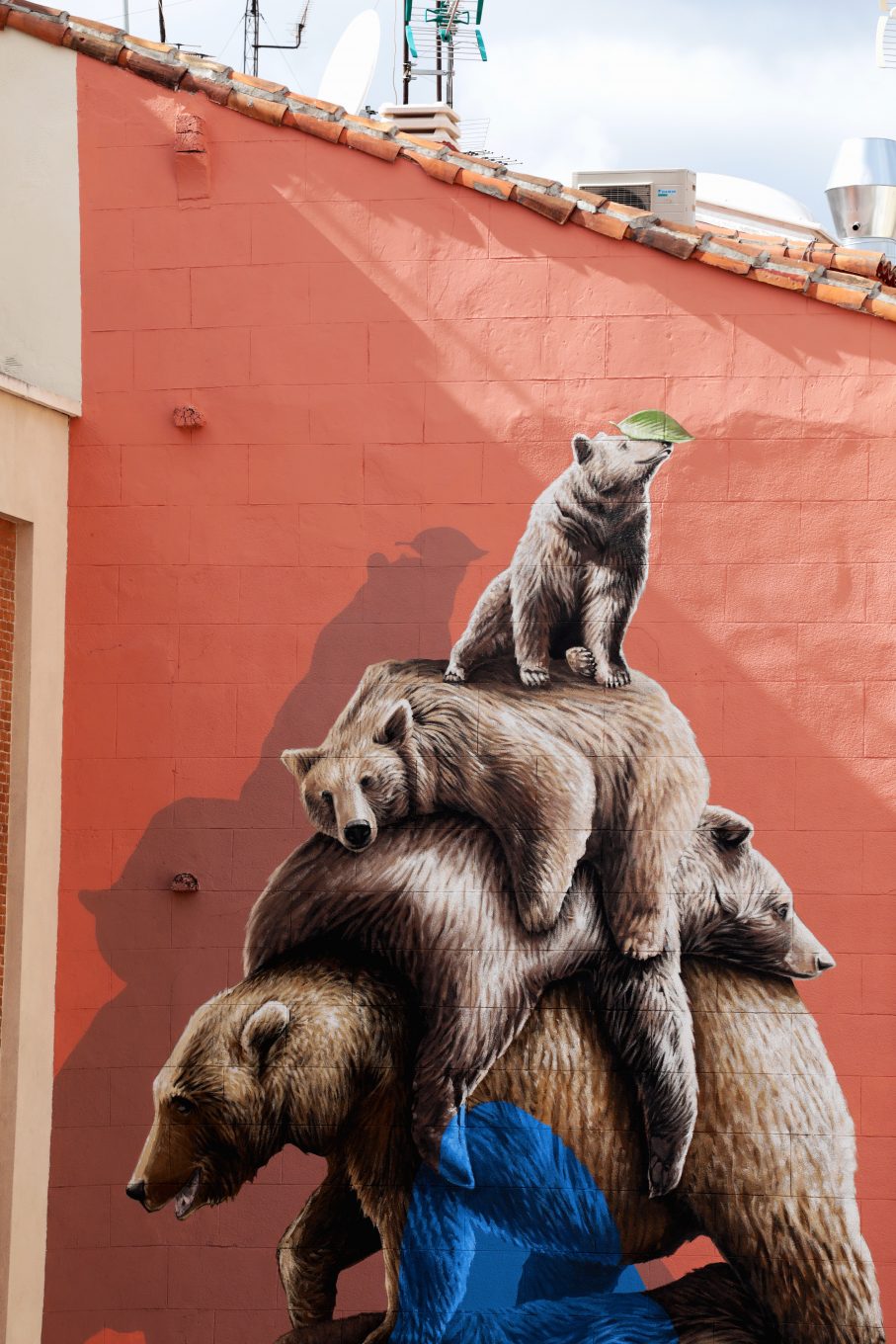 Mural osos en fachada de edificio
