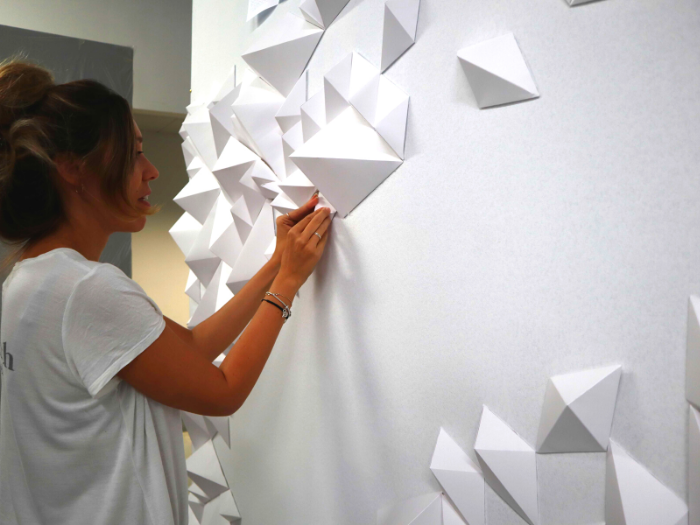 Mujer montando relieves en pared