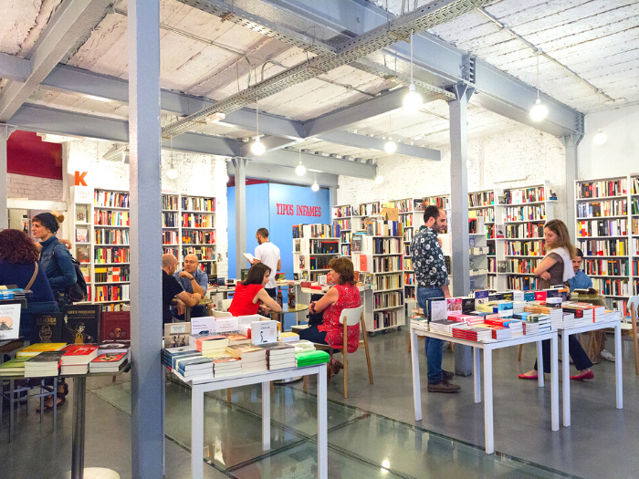 Personas en interior de librería