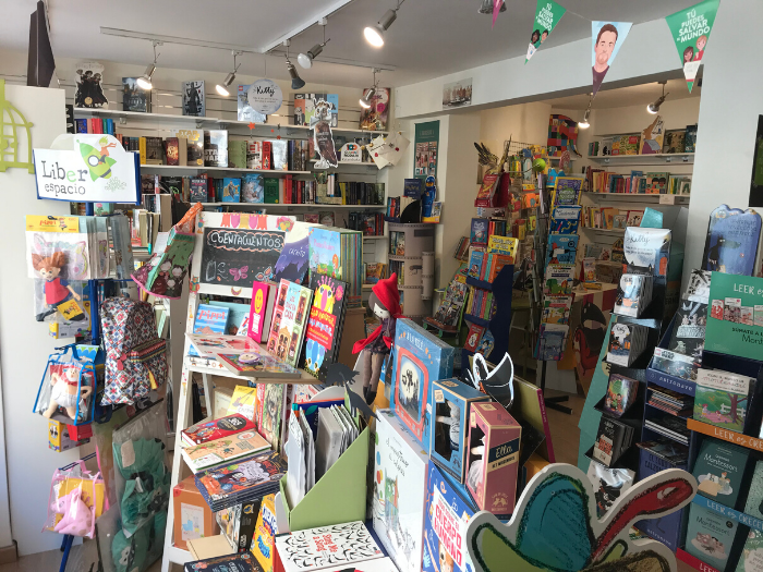 Interior de librería infantil con estanterías y expositor