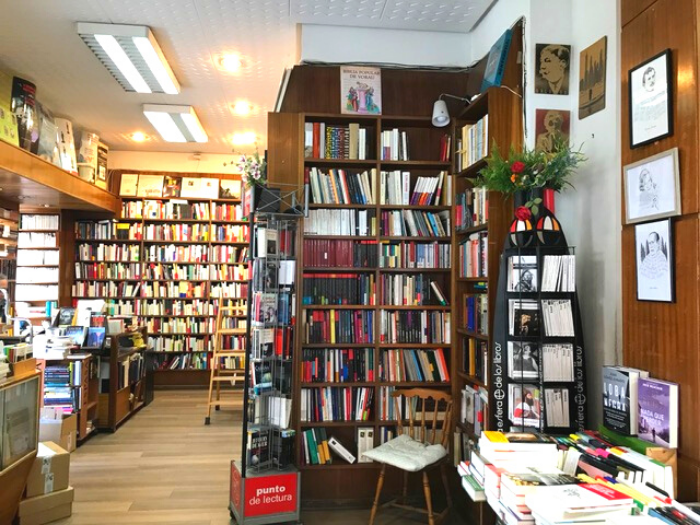 Interior de librería con estanterías y expositor
