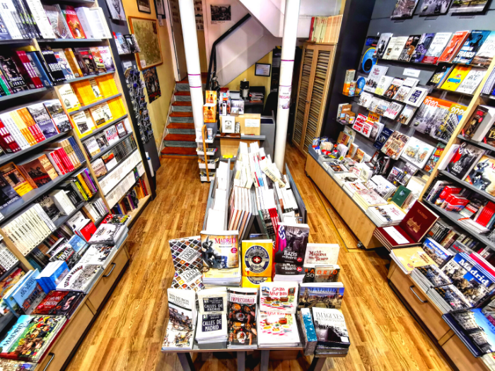 Interior de librería con estanterías y expositor