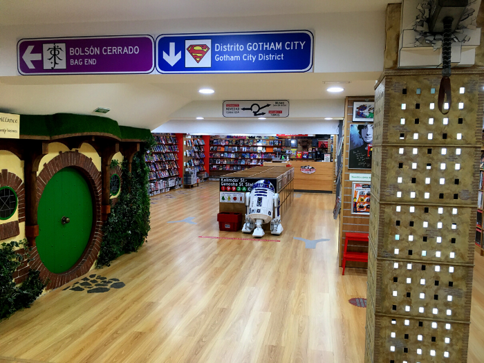 Interior de librería con estanterías y expositor