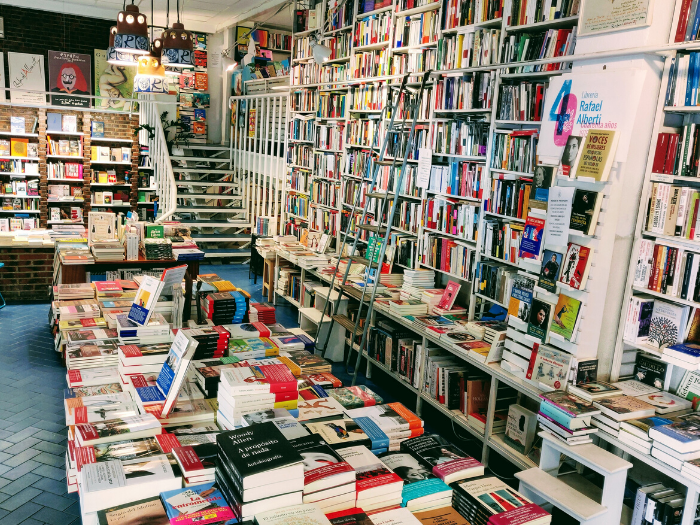 Interior de librería con estanterías y expositor