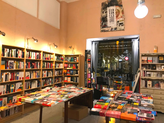 Interior de librería con mesas y estanterías