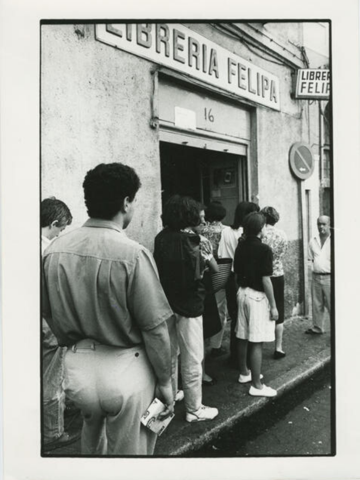 Fila de personas en librería en blanco y negro