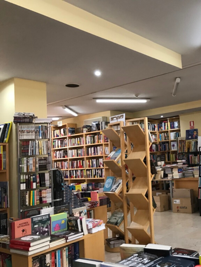 Estanterías en tienda de libros