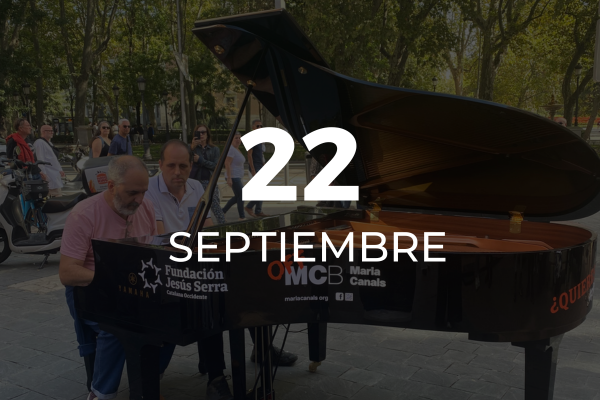 Dos hombres tocan el piano frente al Museo del Prado