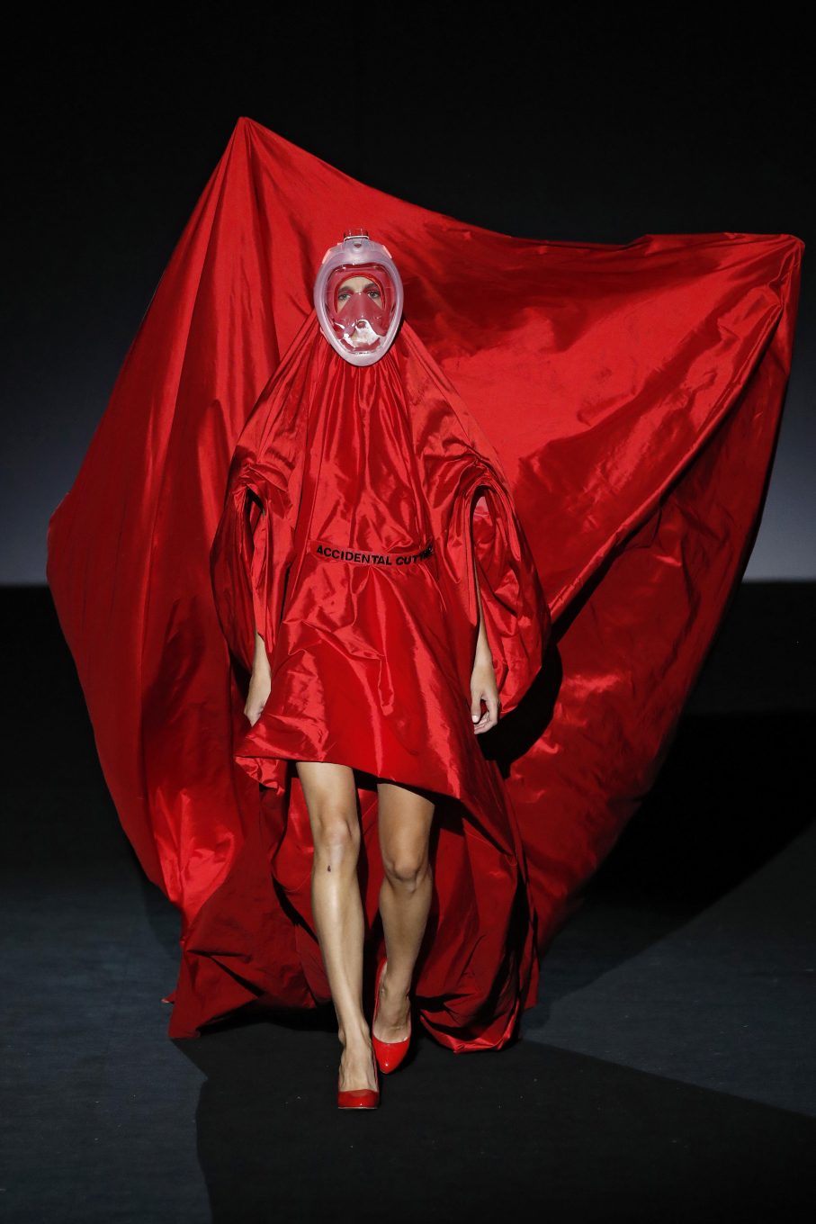 Modelo con vestido rojo de Accidental Cutting