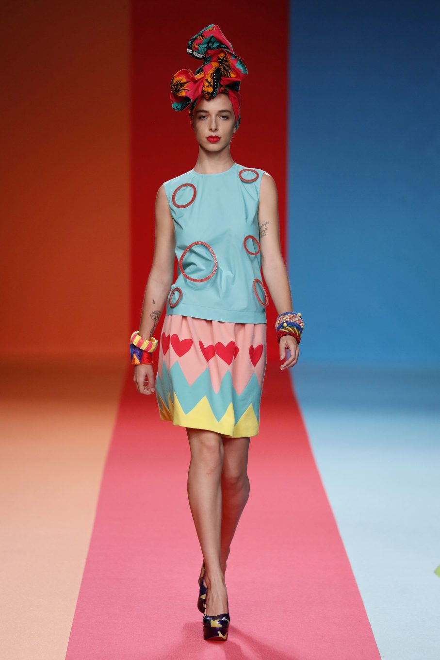 Modelo con vestido de colores de Ágatha Ruiz de la Prada