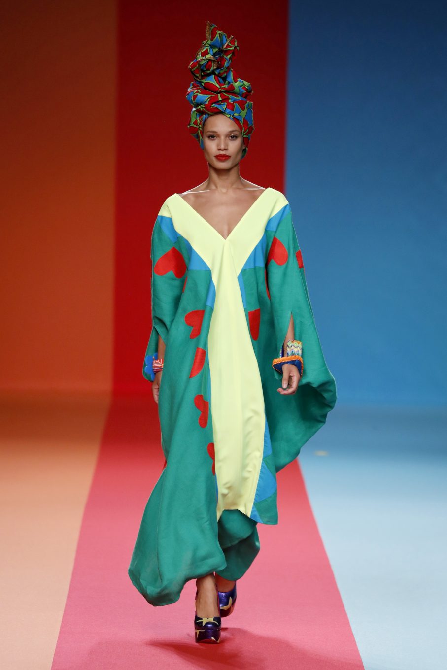 Modelo con túnica de colores de Ágatha Ruiz de la Prada