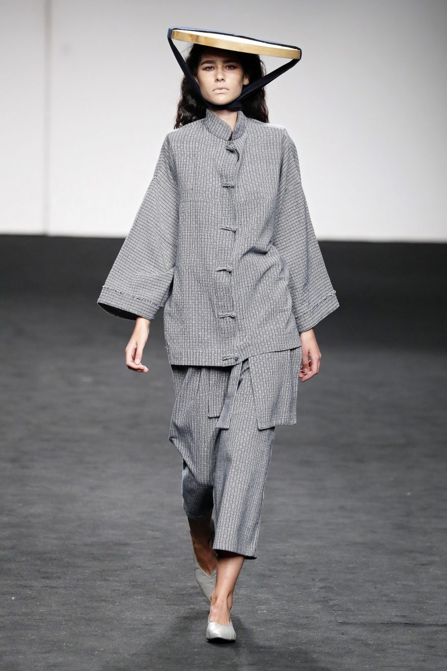Modelo con traje de chaqueta gris de Deyi