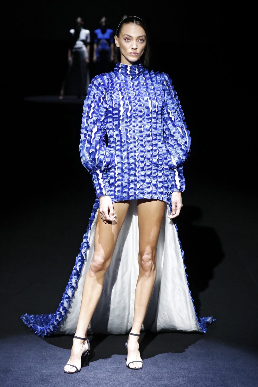 Modelo con vestido azul de Fernando Claro