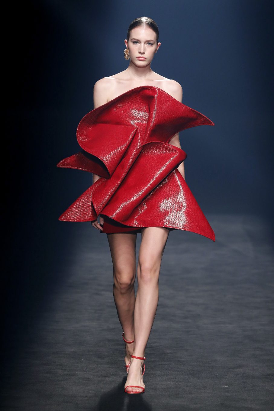 Modelo con vestido rojo de Isabel Sanchís