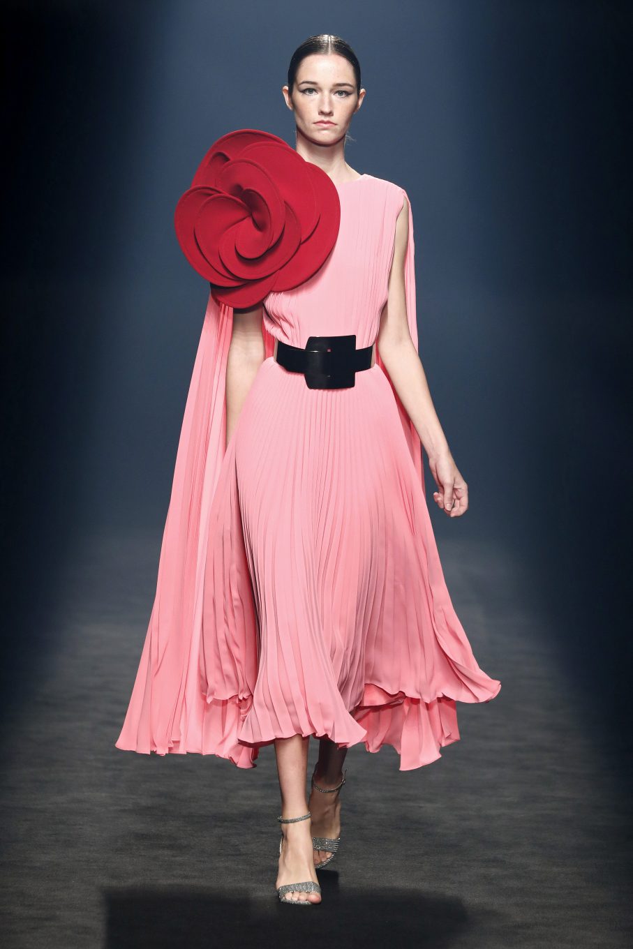 Modelo con vestido rosa de Isabel Sanchís