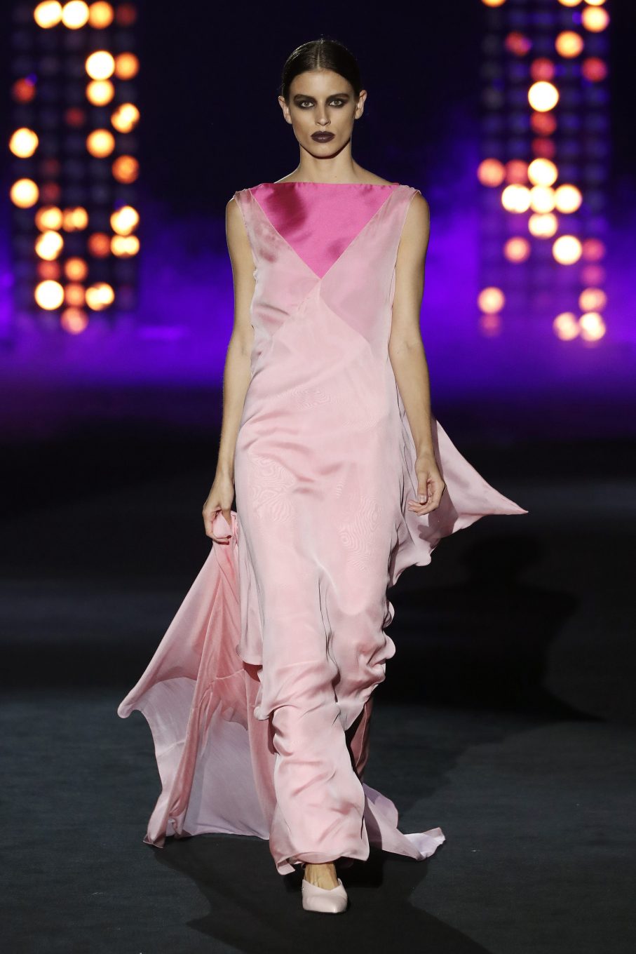 Modelo con vestido rosa de Maison Mesa