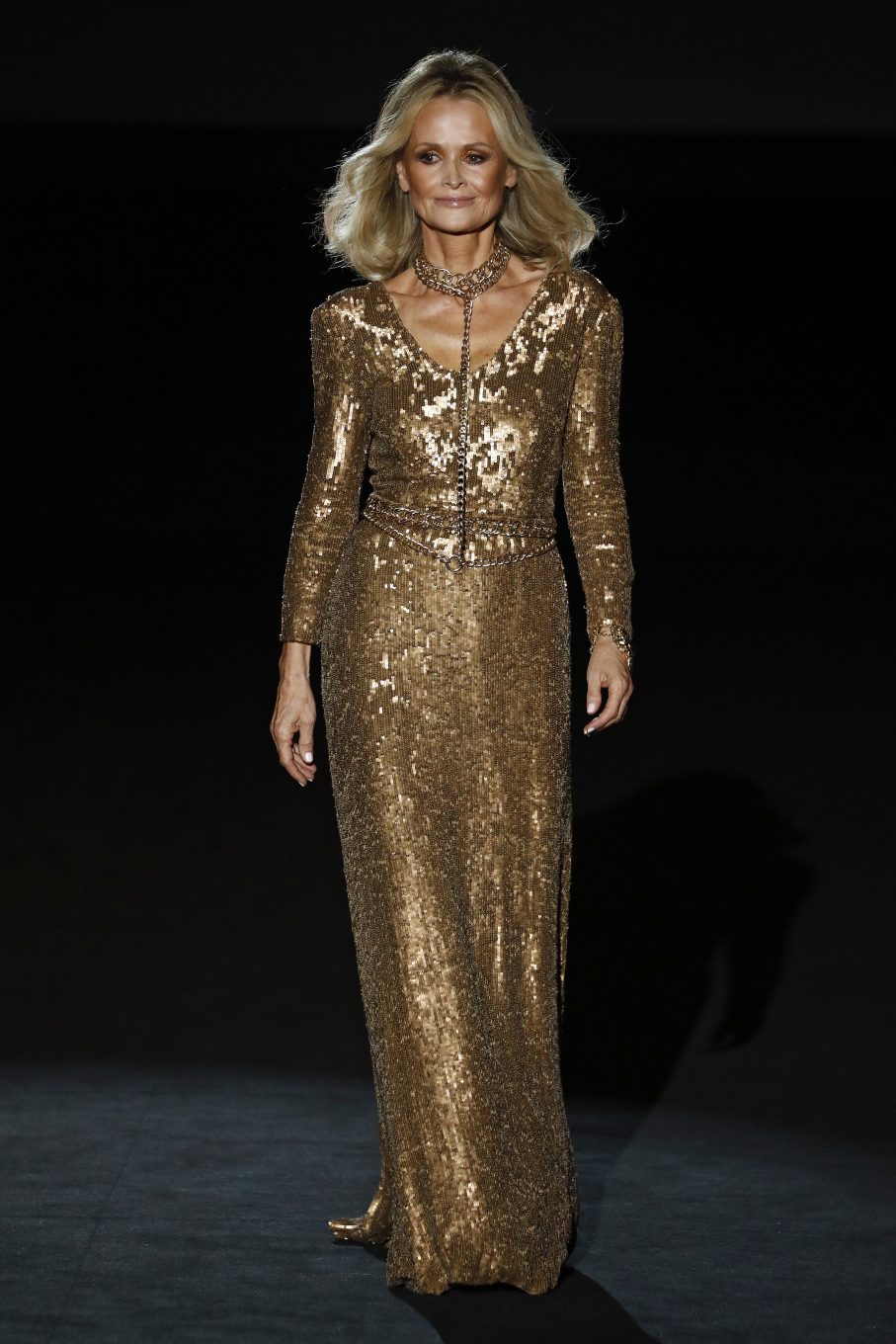 Modelo con vestido de glitter dorado de Malne
