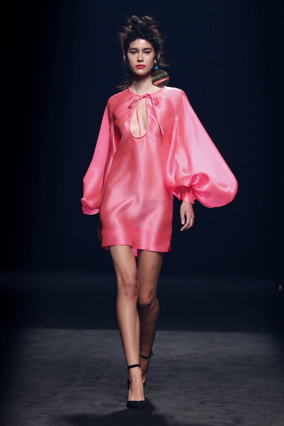 Modelo con vestido rosa de Marcos Luengo