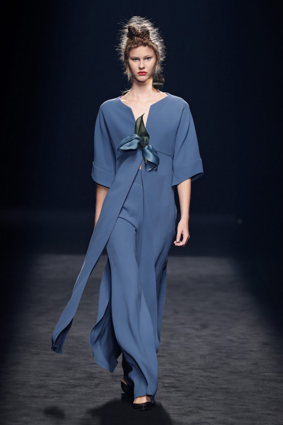 Modelo con vestido azul de Marcos Luengo