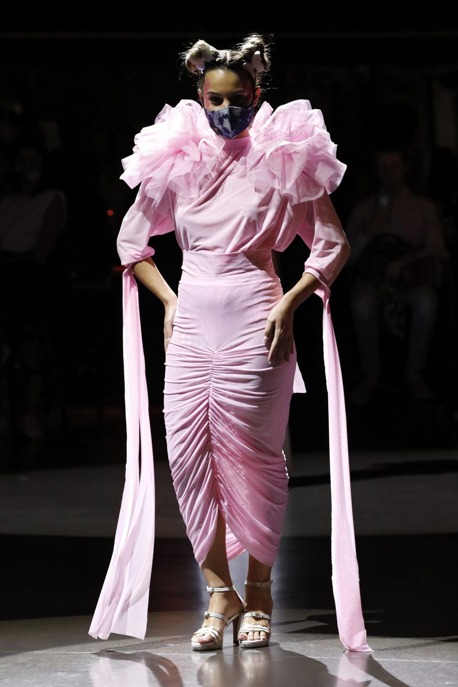 Modelo con vestido rosa de María Lafuente