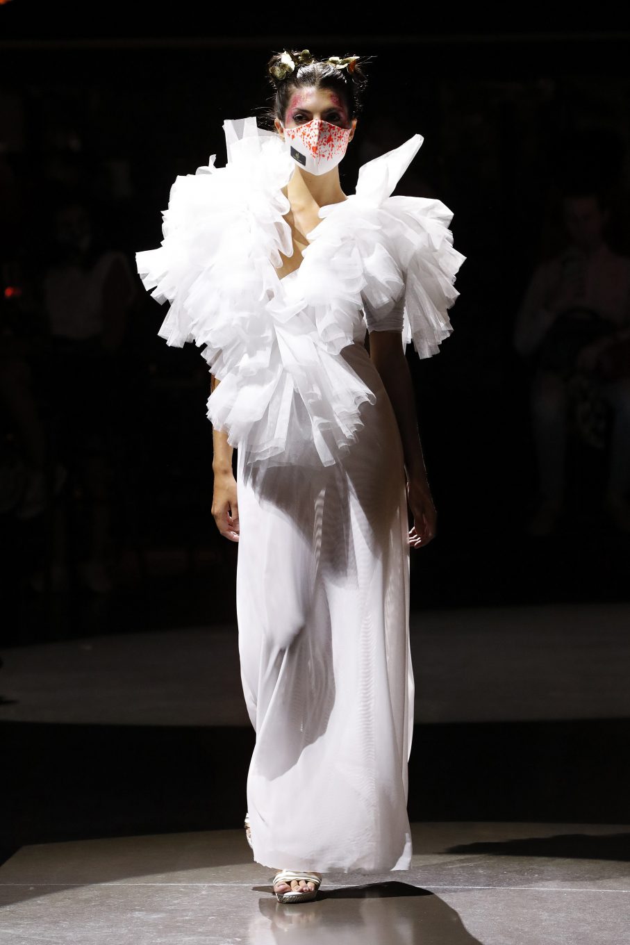 Modelo con vestido blanco de María Lafuente