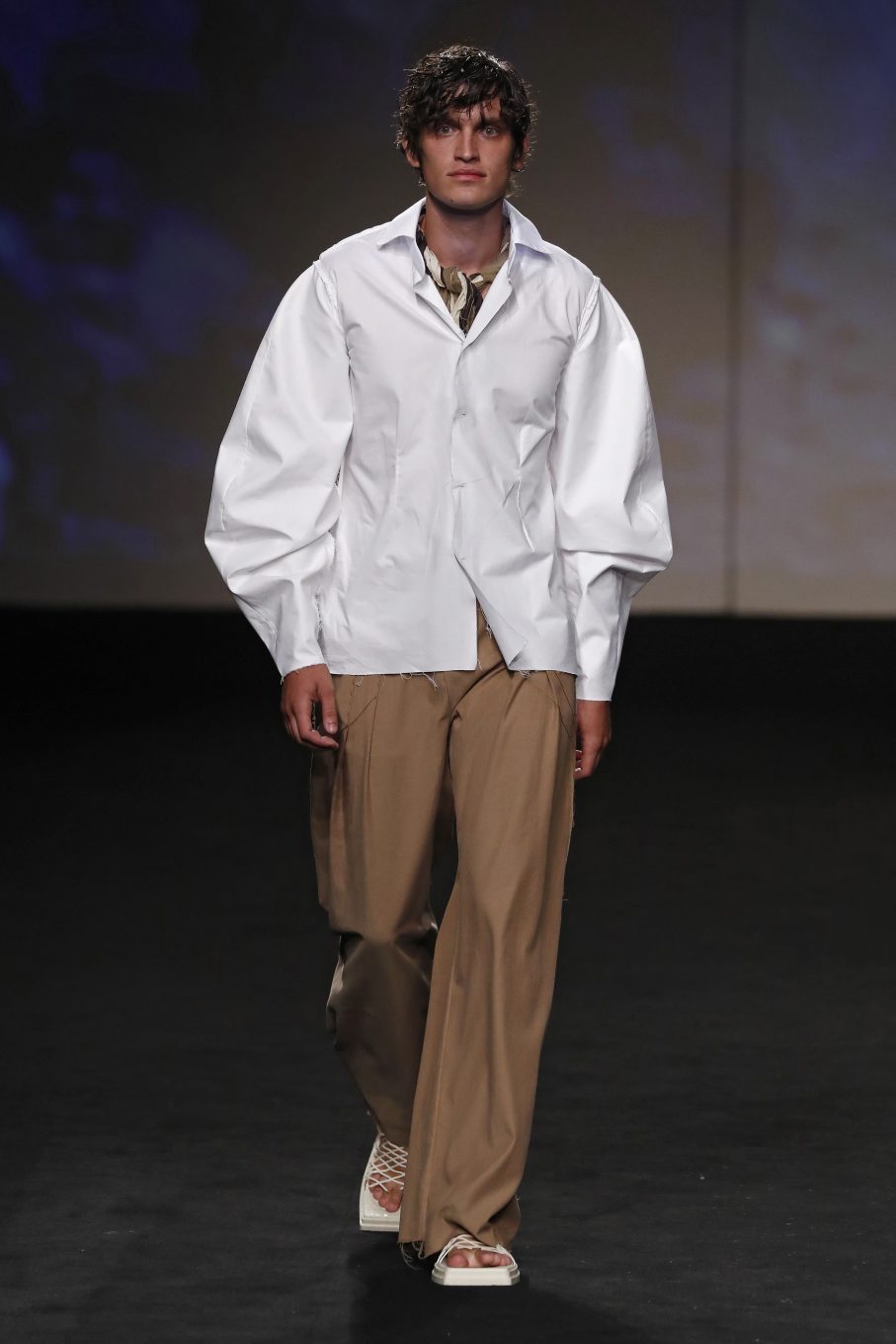 Modelo con camisa blanca y pantalón marrón de Marta Casal
