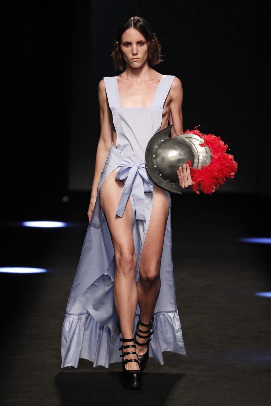 Modelo con vestido azul de Peter Sposito
