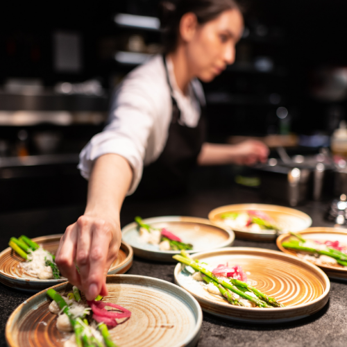 Cocinera emplata un plato vegetal