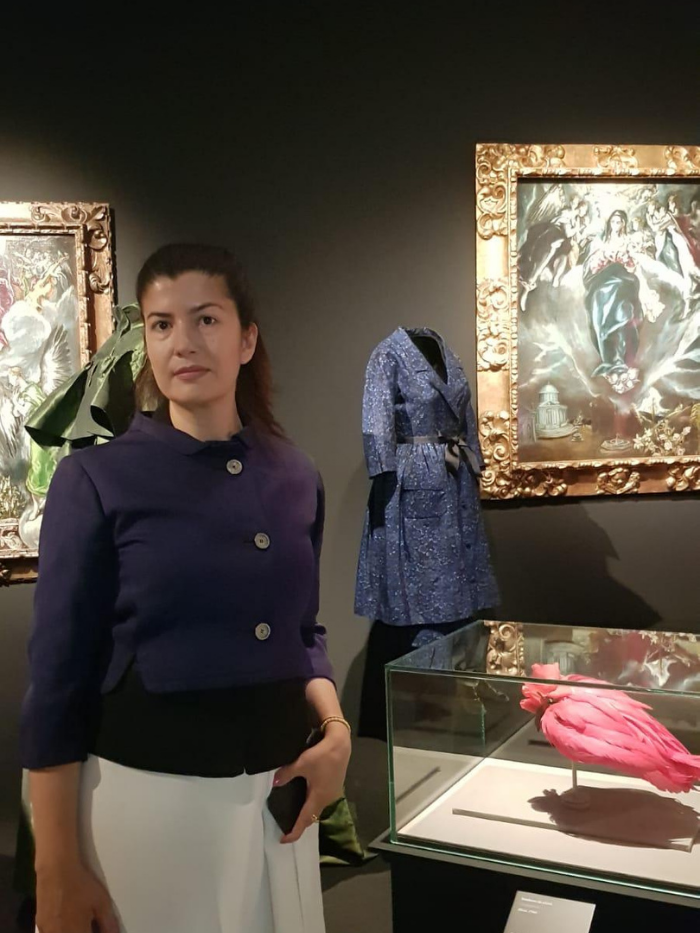 Lydia García en la exposición de Balenciaga y la pintura española