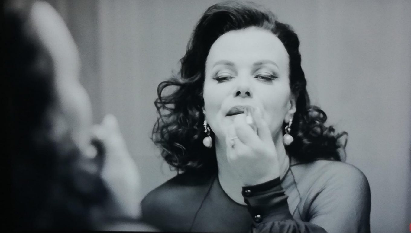 Debbie Mazar se pinta los labios