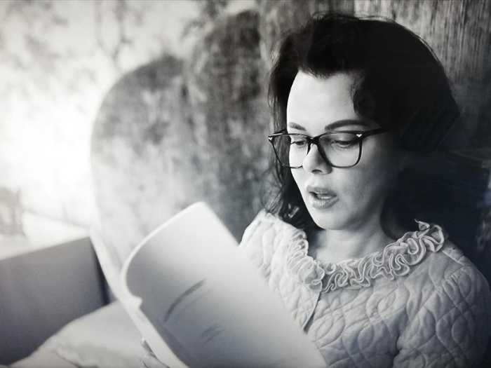 Debby Mazar con bata de El Suizo en la serie ‘Arde Madrid’