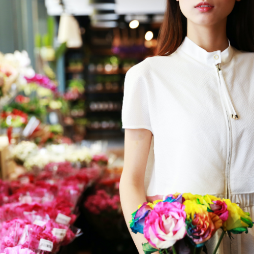 Chica en tienda de flores