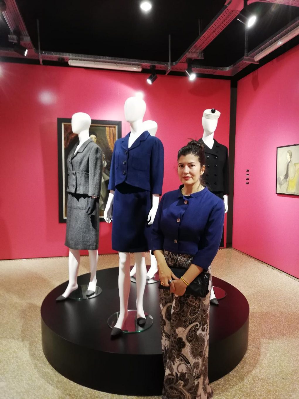Lydia Garcia, creadora de la colección, junto a un traje de sastre de Balenciaga
