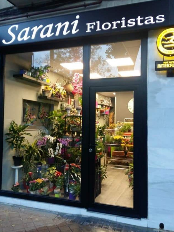 Escaparate de floristería Sarani Floristas