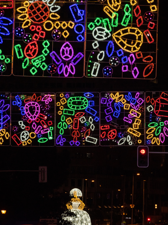 Luces navideñas de Duyos y Menina navideña de Andrés Sardá