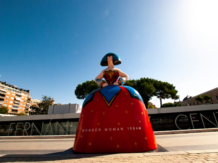 Menina Wonder Woman en la Plaza de Colón