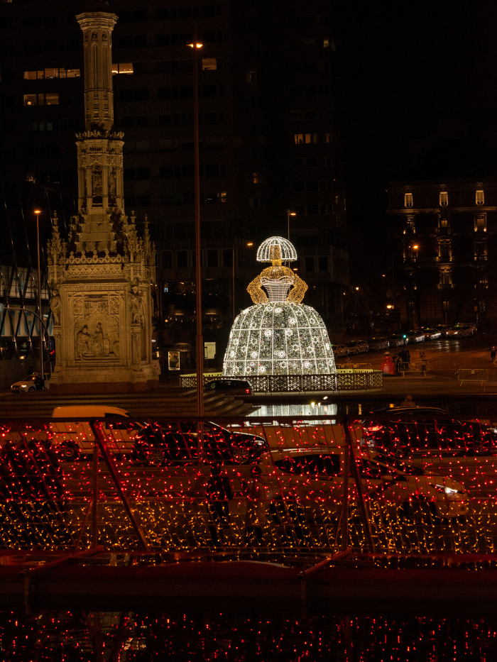 Menina de luces navideñas de Andrés Sardá en la Plaza de Colón