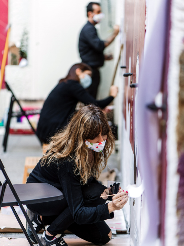 Artistas pintan sus murales en el mercado de los Mostenses