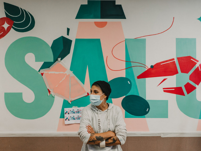 La artistas Nuria Toll junto a su mural en el mercado de los Mostenses